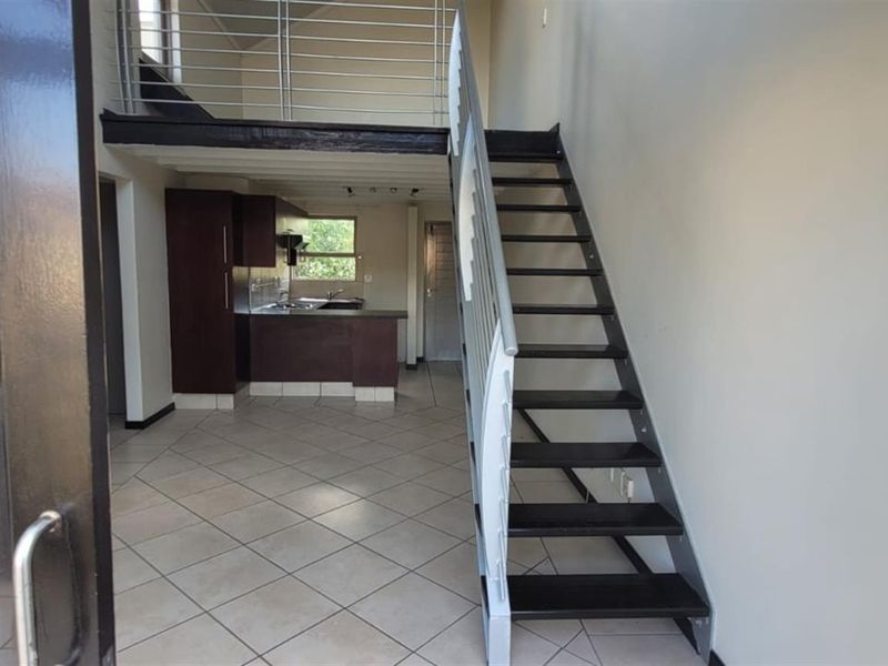 2 Bedroom Loft Apartment / Flat for Sale in Lonehill - Photo 6
