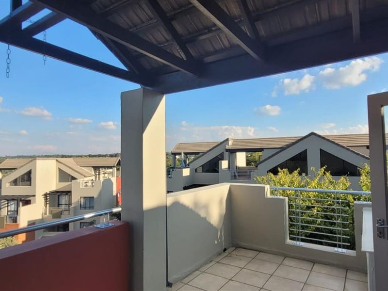 2 Bedroom Loft Apartment / Flat for Sale in Lonehill - Photo 1