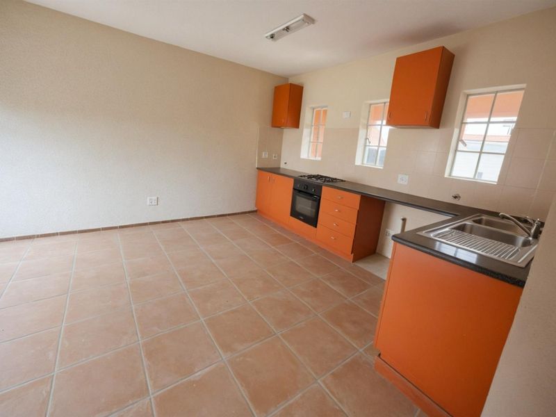 2Bed 1Bath Spacious Ground Floor Unit For Urgent Sale - Photo 7