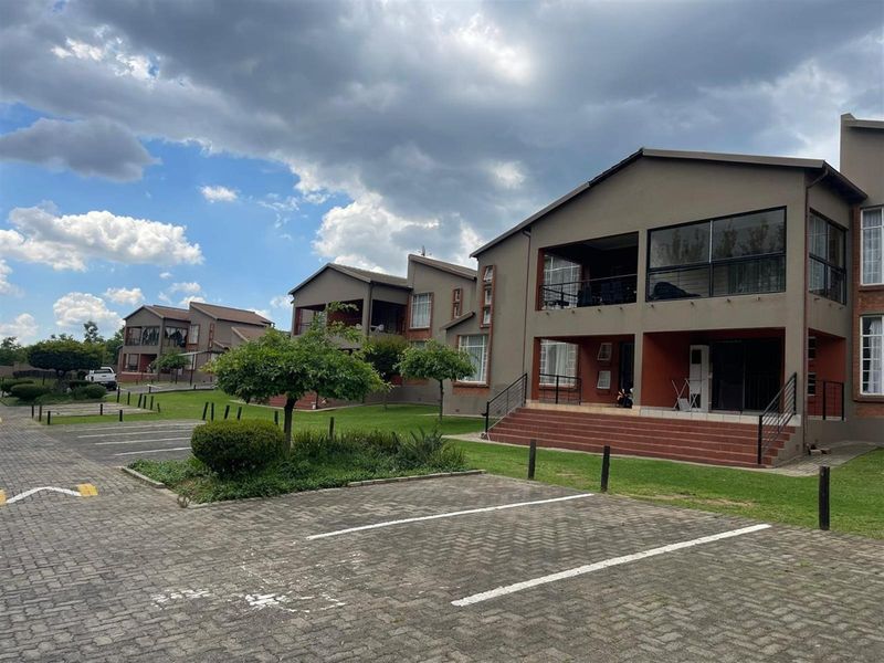 2Bed 1Bath Spacious Ground Floor Unit For Urgent Sale - Photo 1