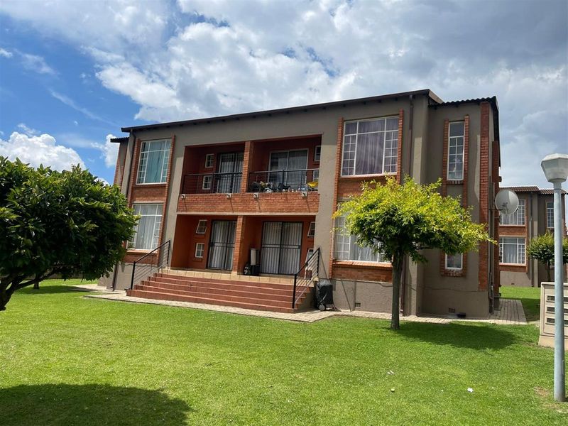 2Bed 1Bath Spacious Ground Floor Unit For Sale - Photo 2