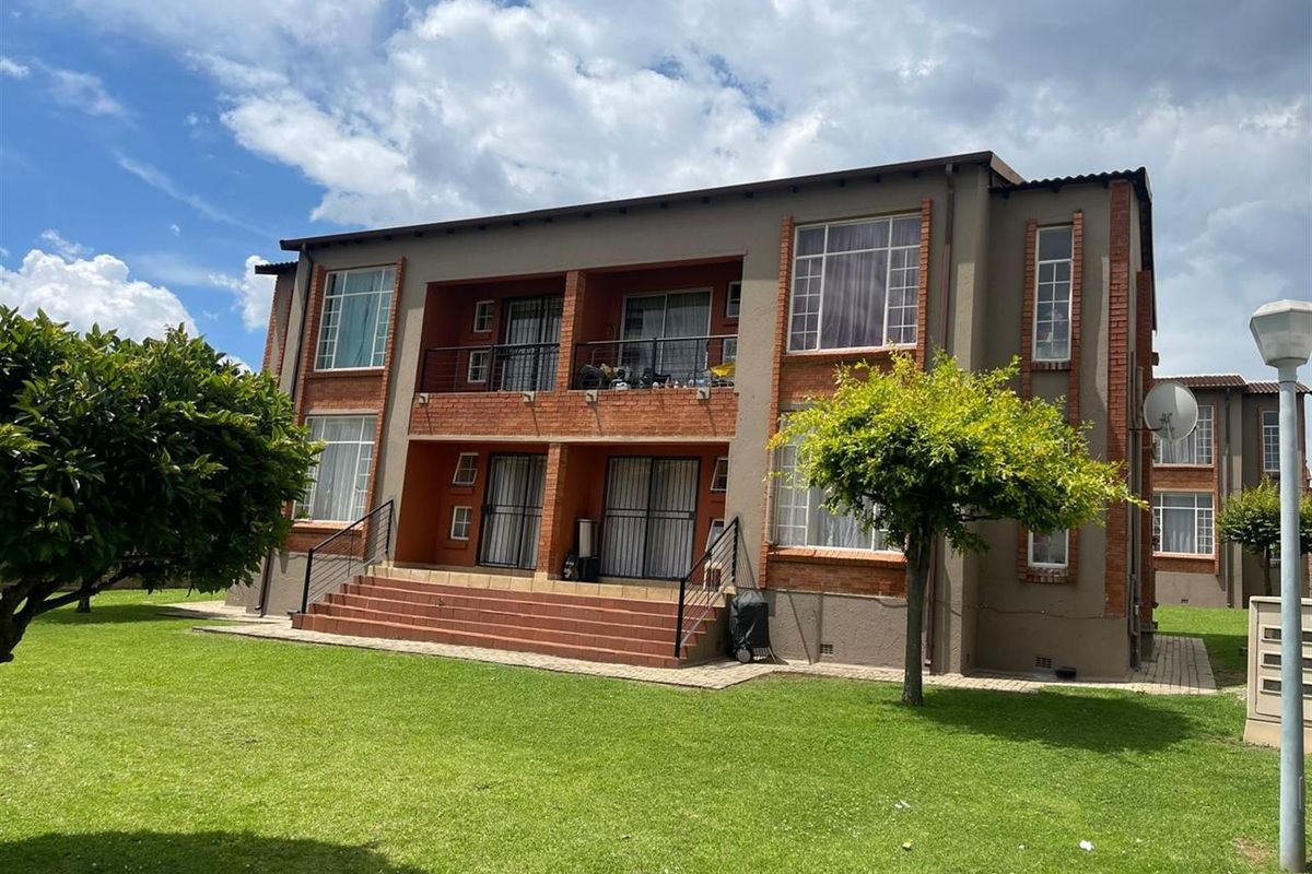 2Bed 1Bath Spacious Ground Floor Unit For Sale - Photo 2