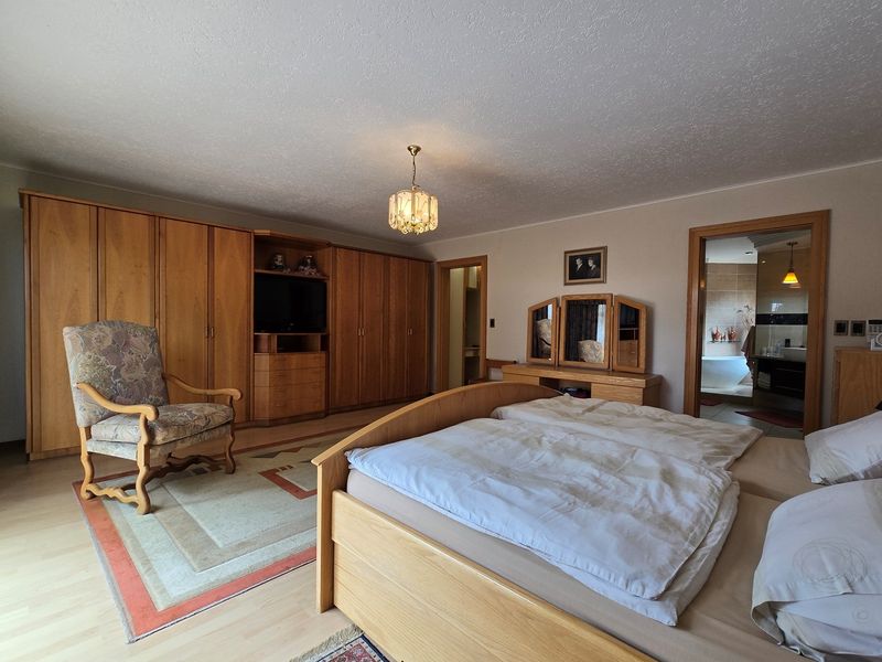 Timeless elegance, Double Story Home in a secure, exclusive boomed community - Photo 3