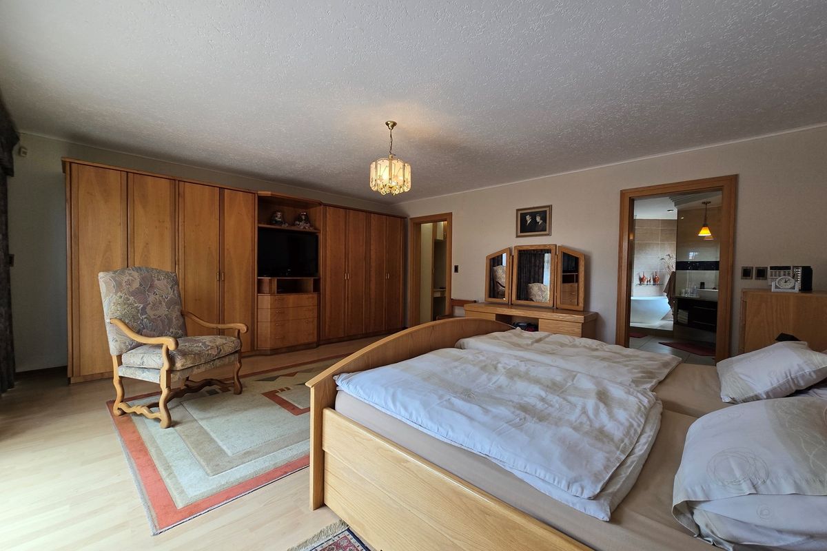 Timeless elegance, Double Story Home in a secure, exclusive boomed community - Photo 3