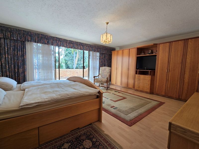 Timeless elegance, Double Story Home in a secure, exclusive boomed community - Photo 4