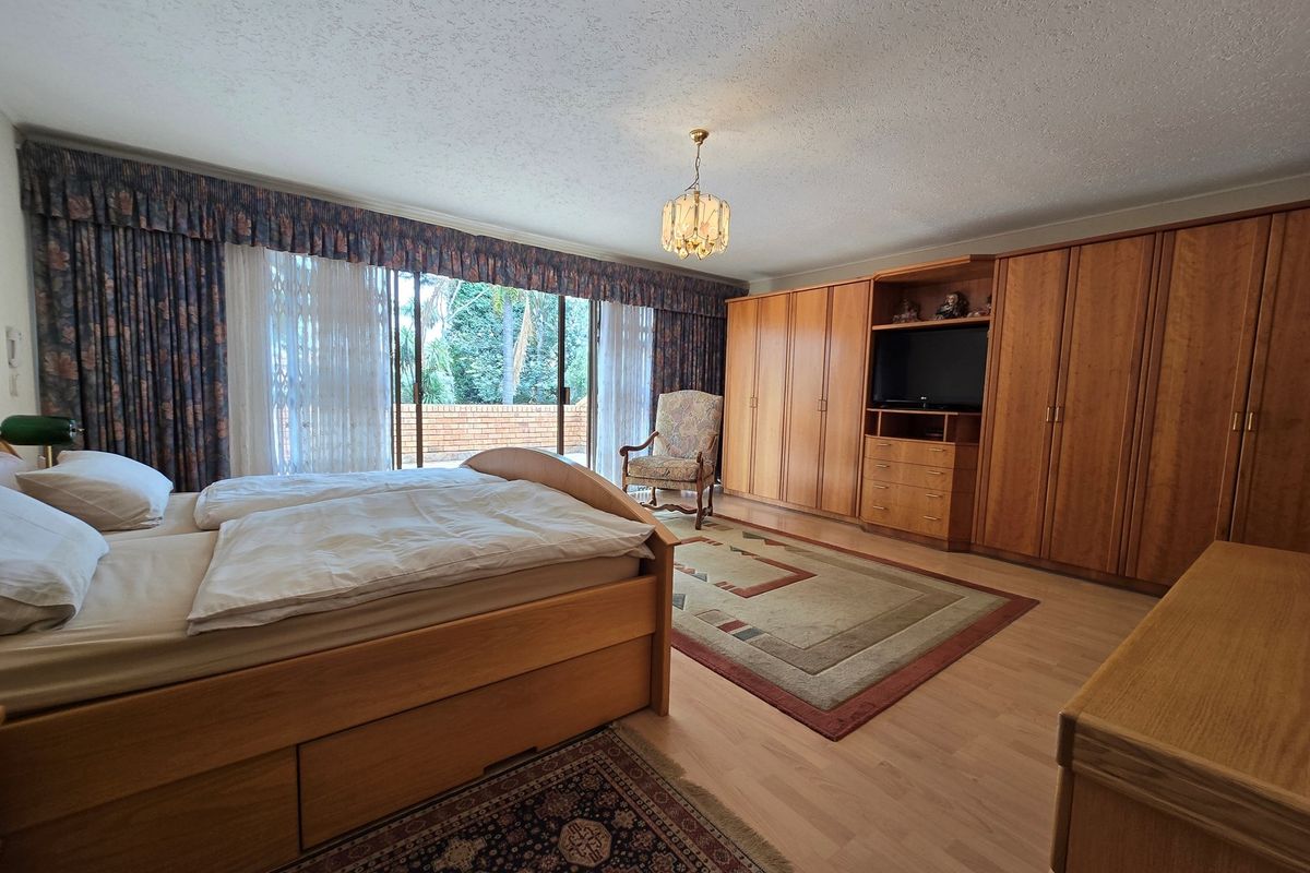 Timeless elegance, Double Story Home in a secure, exclusive boomed community - Photo 4