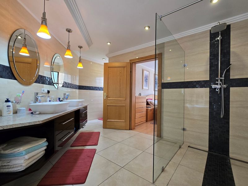 Timeless elegance, Double Story Home in a secure, exclusive boomed community - Photo 6