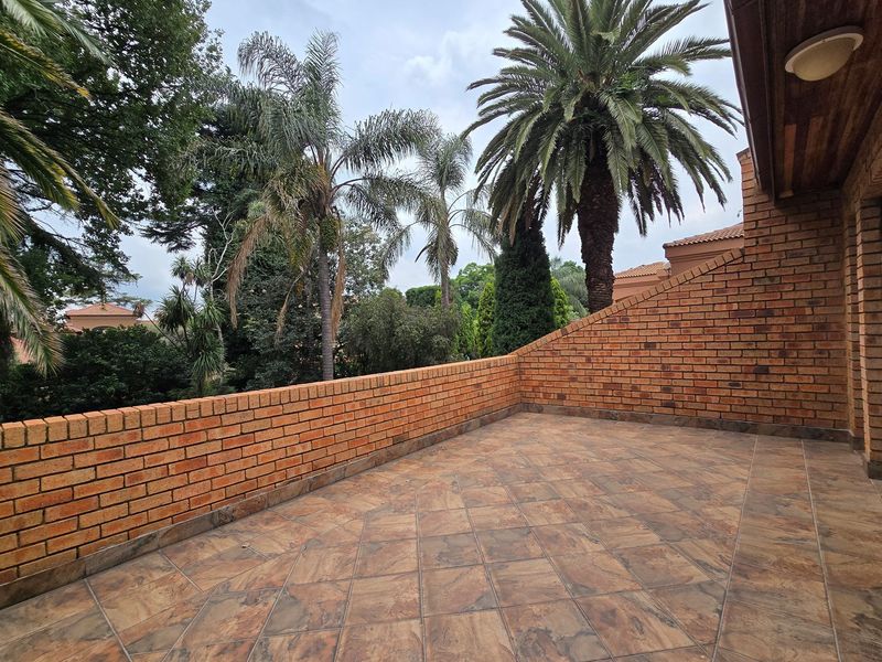 Timeless elegance, Double Story Home in a secure, exclusive boomed community - Photo 9