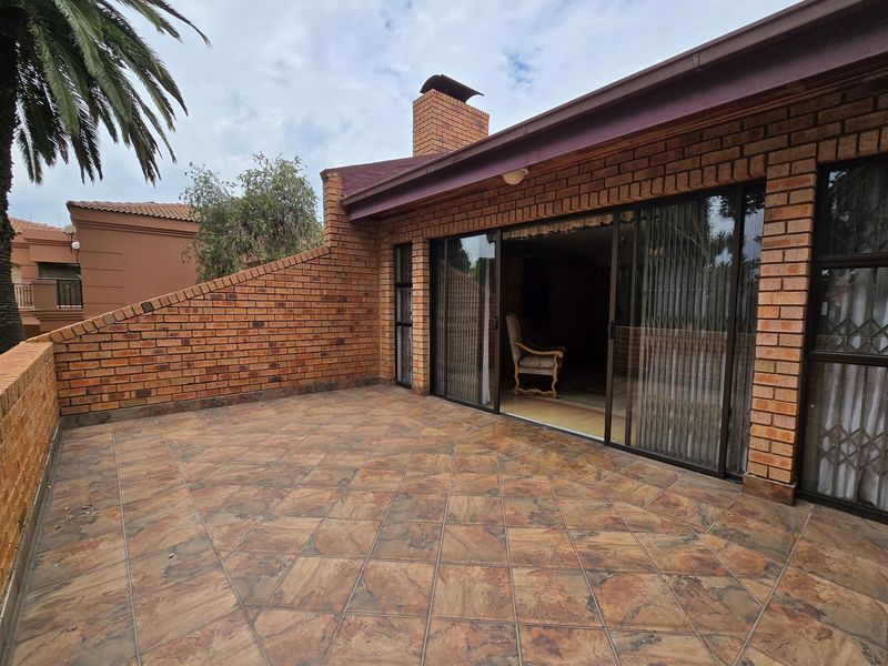 Timeless elegance, Double Story Home in a secure, exclusive boomed community - Photo 8