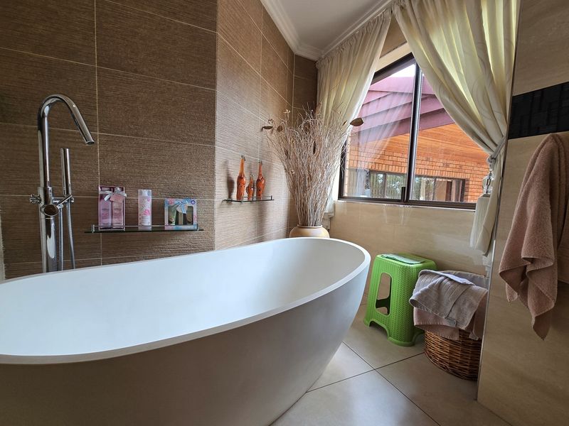 Timeless elegance, Double Story Home in a secure, exclusive boomed community - Photo 7