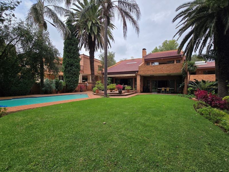 Timeless elegance, Double Story Home in a secure, exclusive boomed community - Photo 2