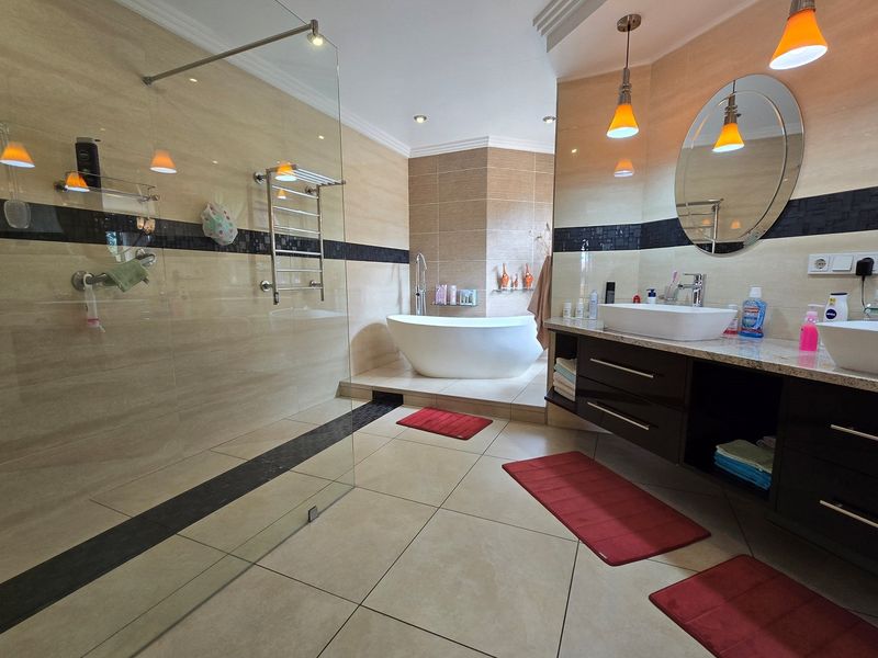 Timeless elegance, Double Story Home in a secure, exclusive boomed community - Photo 5