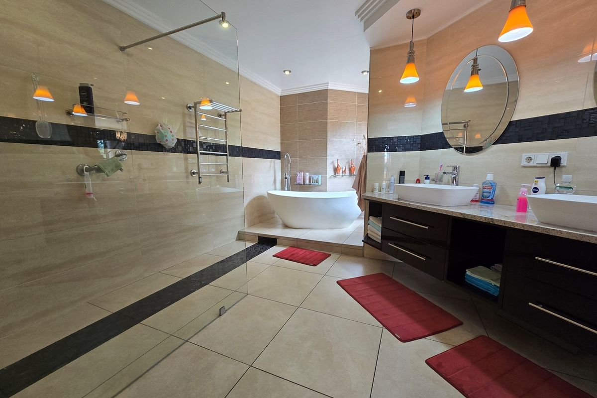 Timeless elegance, Double Story Home in a secure, exclusive boomed community - Photo 5