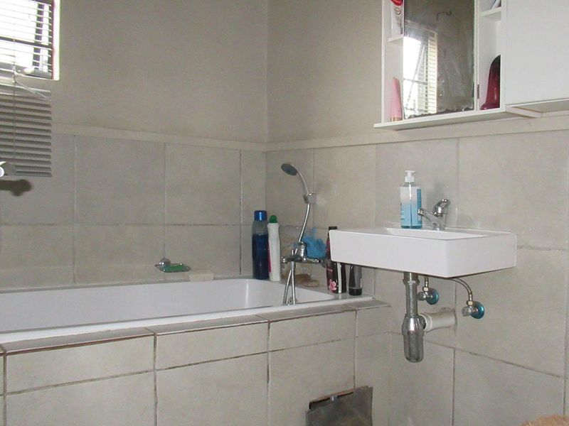 House For Sale in South Hills, Johannesburg - Photo 6