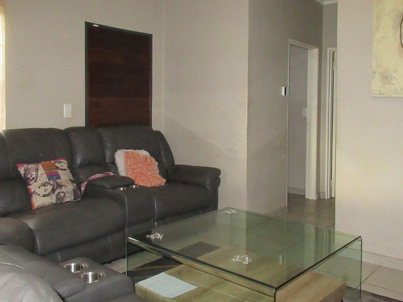 House For Sale in South Hills, Johannesburg - Photo 4