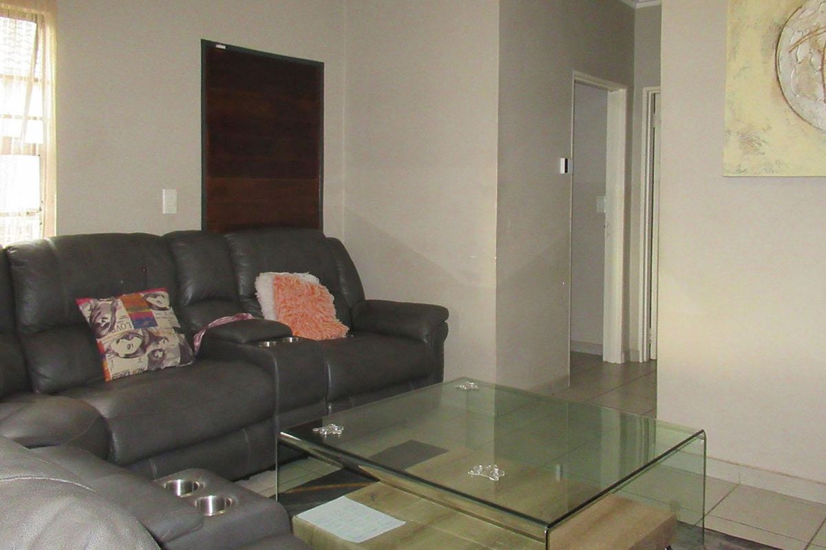 House For Sale in South Hills, Johannesburg - Photo 4
