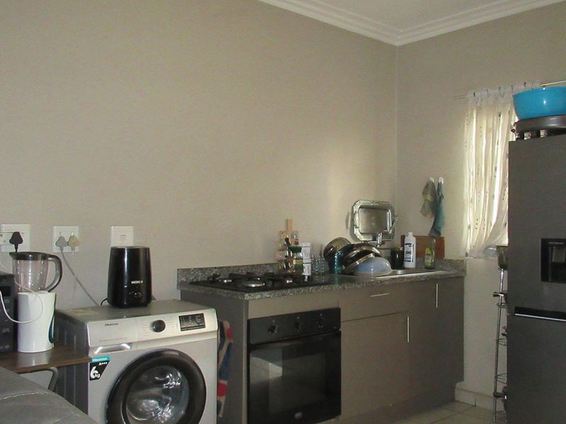 House For Sale in South Hills, Johannesburg - Photo 2