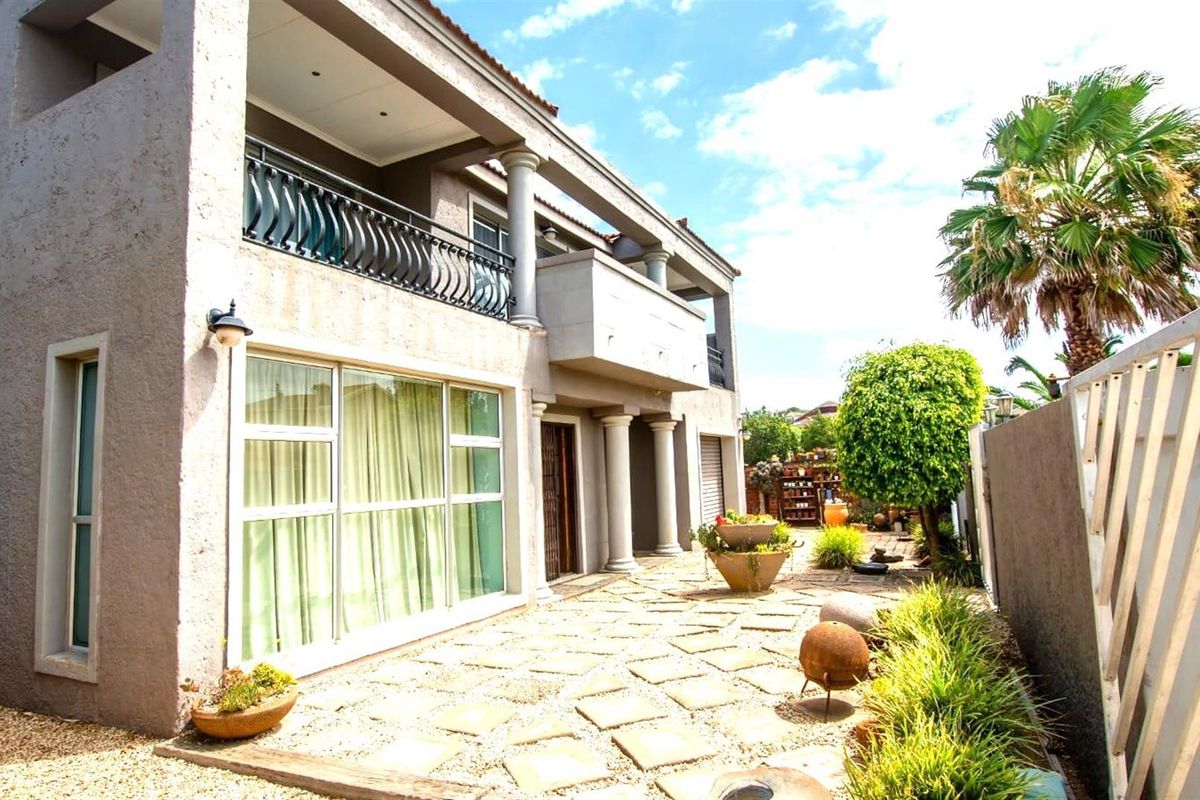 Spacious 4-Bedroom Home for Sale in Jeffreys Bay | Walk to Albatross Beach - Photo 3