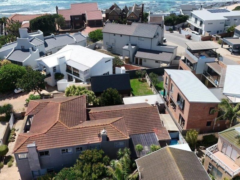 Spacious 4-Bedroom Home for Sale in Jeffreys Bay | Walk to Albatross Beach - Photo 4