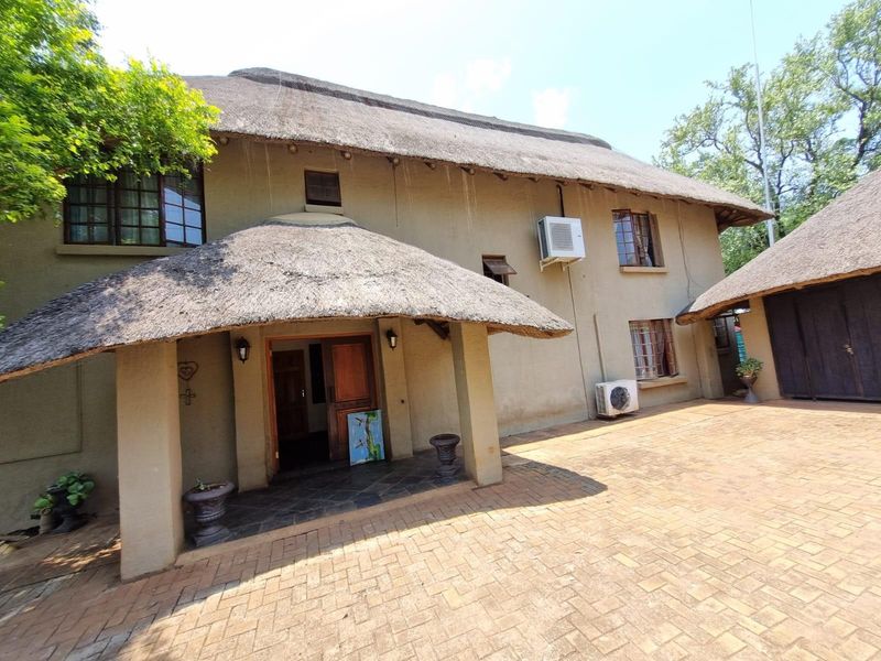 Spacious 4-Bedroom Thatch Family Home with Pool and Flatlet - Prime Location! - Photo 2