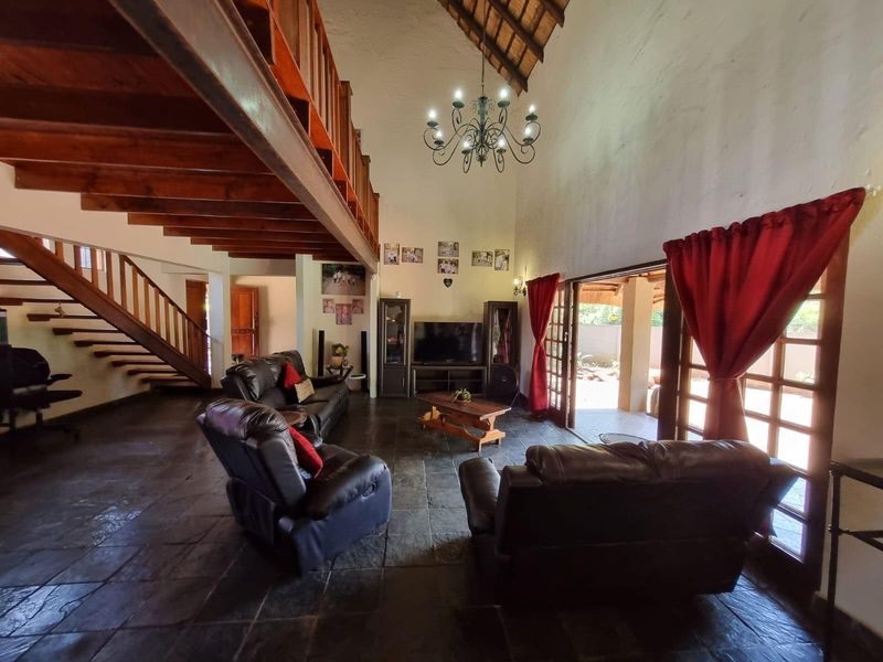 Spacious 4-Bedroom Thatch Family Home with Pool and Flatlet - Prime Location! - Photo 5