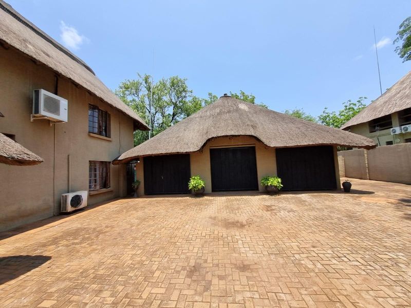 Spacious 4-Bedroom Thatch Family Home with Pool and Flatlet - Prime Location! - Photo 3