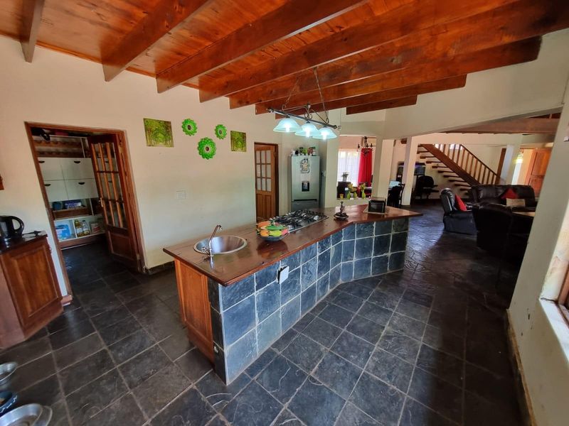 Spacious 4-Bedroom Thatch Family Home with Pool and Flatlet - Prime Location! - Photo 7
