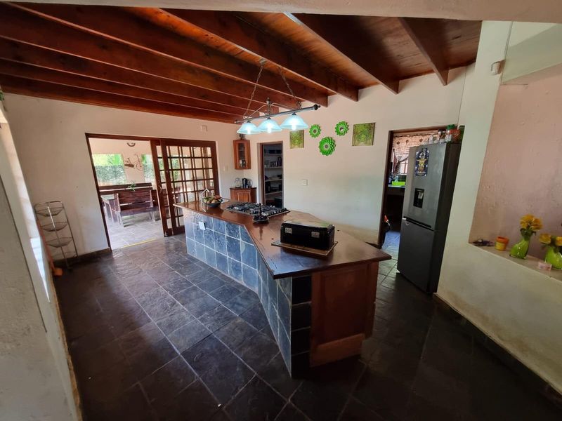 Spacious 4-Bedroom Thatch Family Home with Pool and Flatlet - Prime Location! - Photo 6