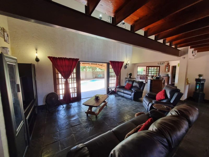 Spacious 4-Bedroom Thatch Family Home with Pool and Flatlet - Prime Location! - Photo 4