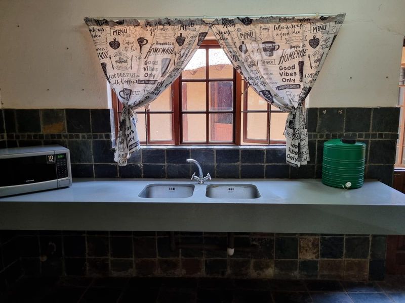 Spacious 4-Bedroom Thatch Family Home with Pool and Flatlet - Prime Location! - Photo 10