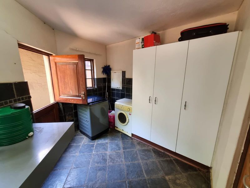 Spacious 4-Bedroom Thatch Family Home with Pool and Flatlet - Prime Location! - Photo 9