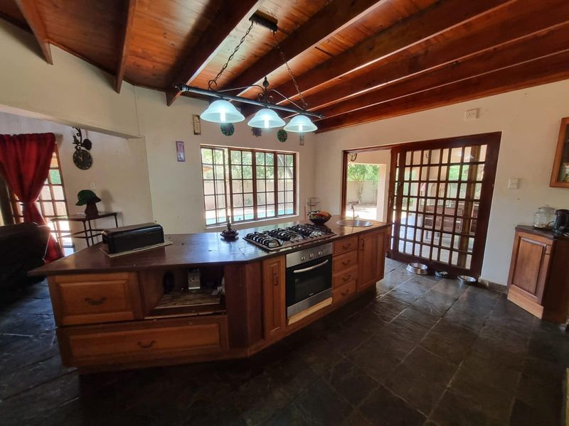 Spacious 4-Bedroom Thatch Family Home with Pool and Flatlet - Prime Location! - Photo 8