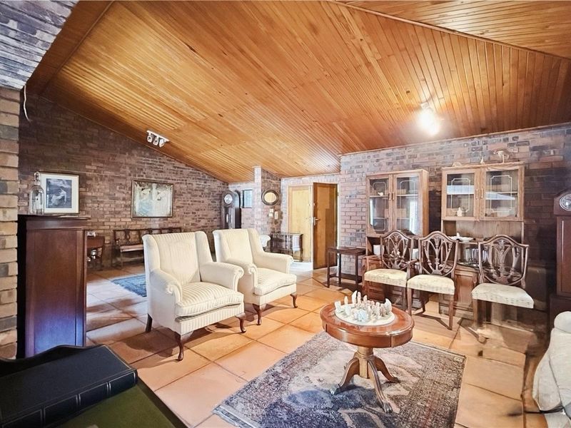 Charming Family Home on Corner Stand in Sought-After Oaklands - Photo 2