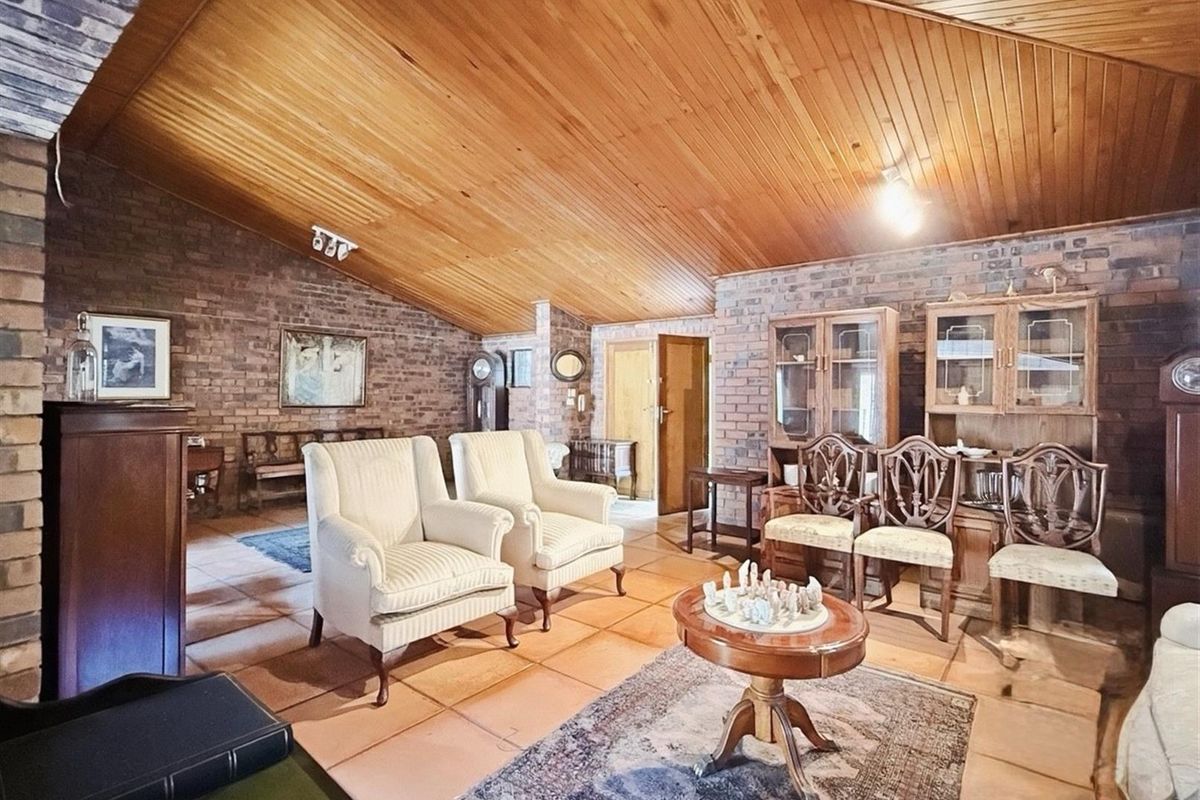 Charming Family Home on Corner Stand in Sought-After Oaklands - Photo 2