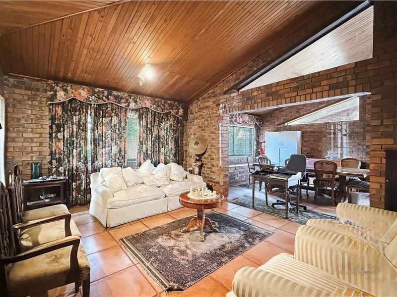 Charming Family Home on Corner Stand in Sought-After Oaklands - Photo 3