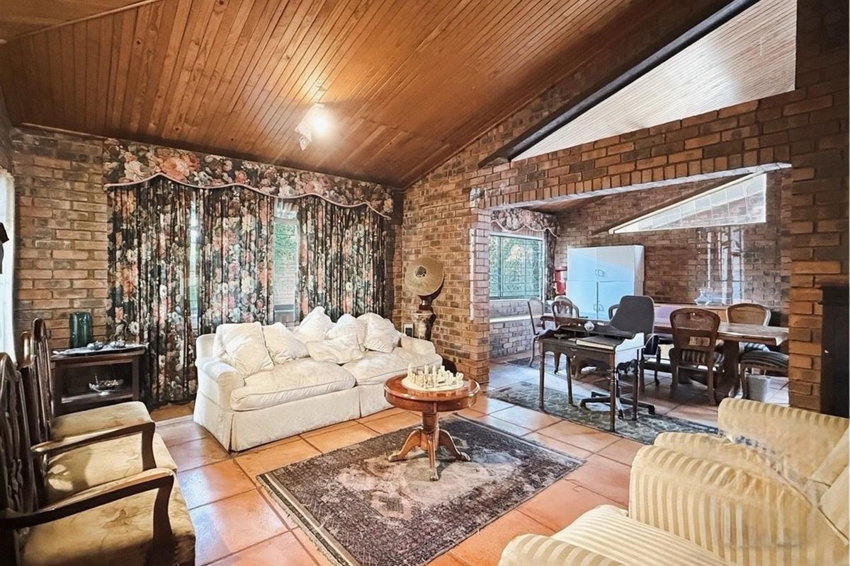 Charming Family Home on Corner Stand in Sought-After Oaklands - Photo 3