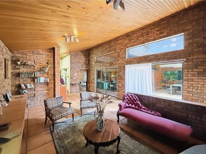 Charming Family Home on Corner Stand in Sought-After Oaklands - Photo 10