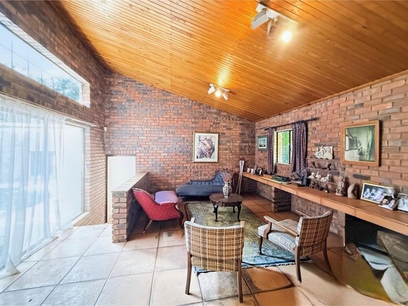 Charming Family Home on Corner Stand in Sought-After Oaklands - Photo 9