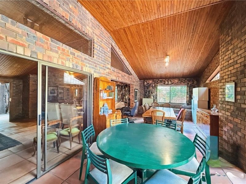 Charming Family Home on Corner Stand in Sought-After Oaklands - Photo 6