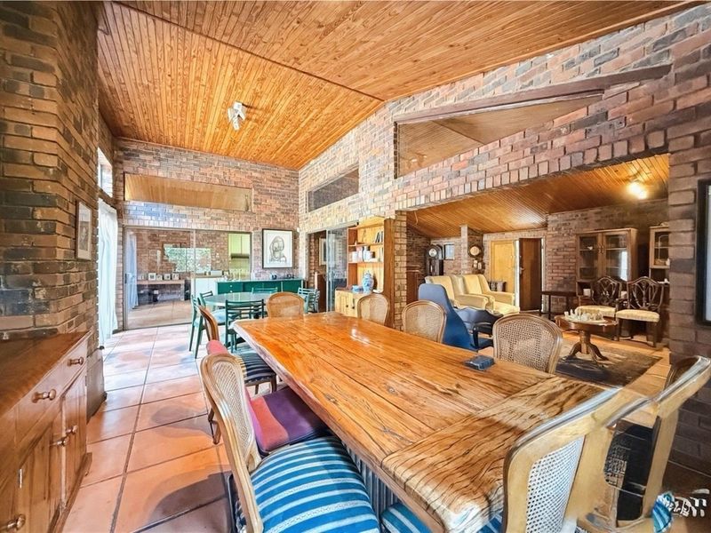 Charming Family Home on Corner Stand in Sought-After Oaklands - Photo 4