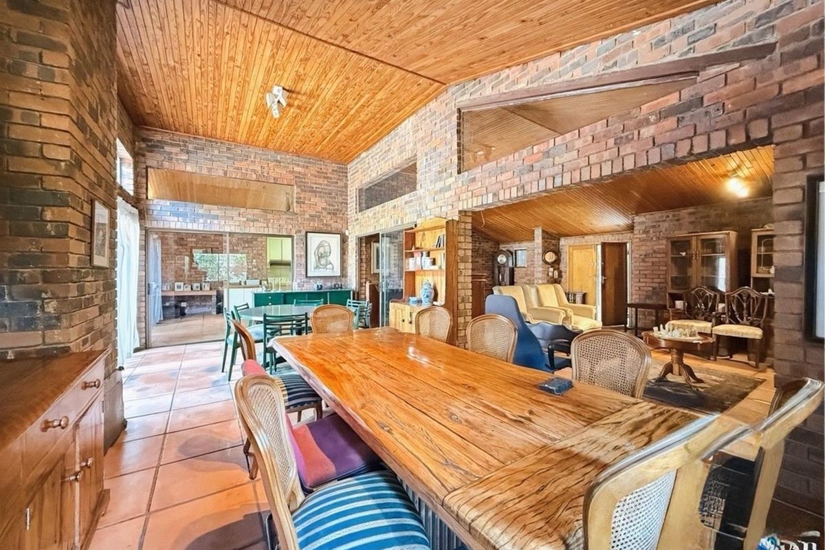 Charming Family Home on Corner Stand in Sought-After Oaklands - Photo 4