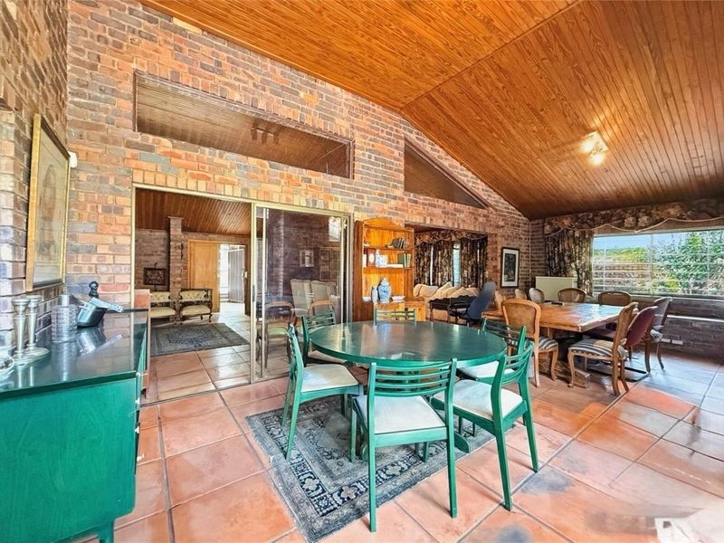 Charming Family Home on Corner Stand in Sought-After Oaklands - Photo 5