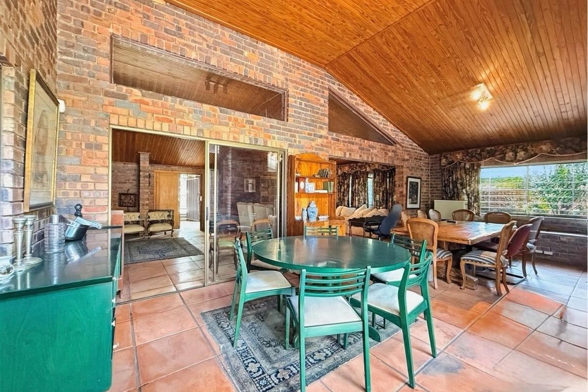 Charming Family Home on Corner Stand in Sought-After Oaklands - Photo 5