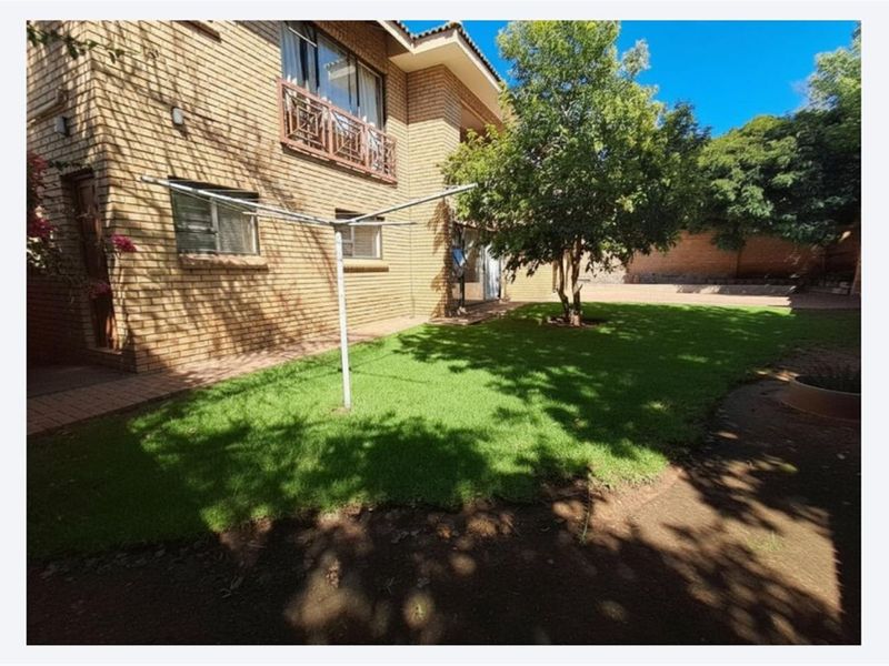 Beautifully Maintained Family Home in a Secure Area - Close to Schools, Shops and Main Roads - Photo 9