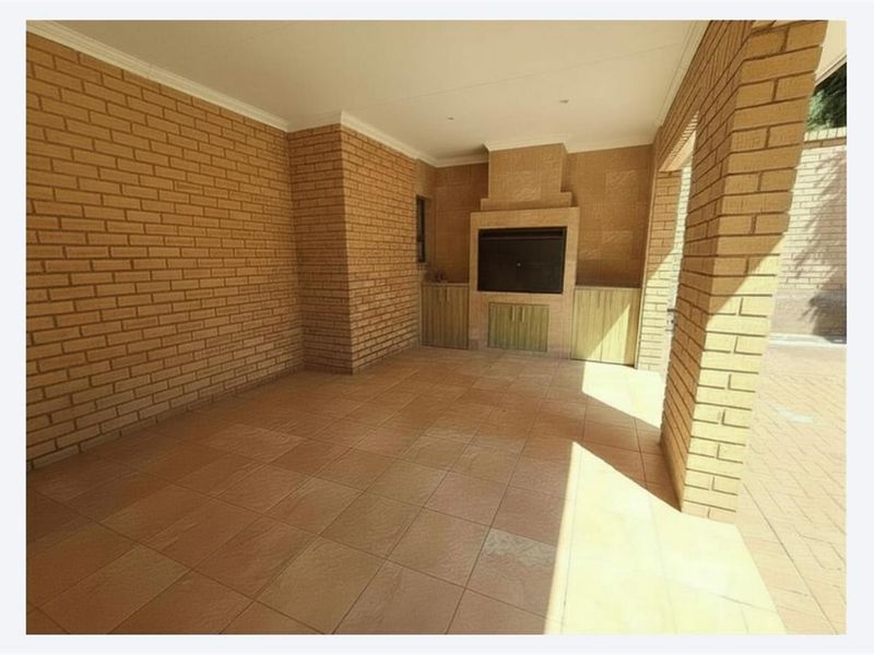 Beautifully Maintained Family Home in a Secure Area - Close to Schools, Shops and Main Roads - Photo 8