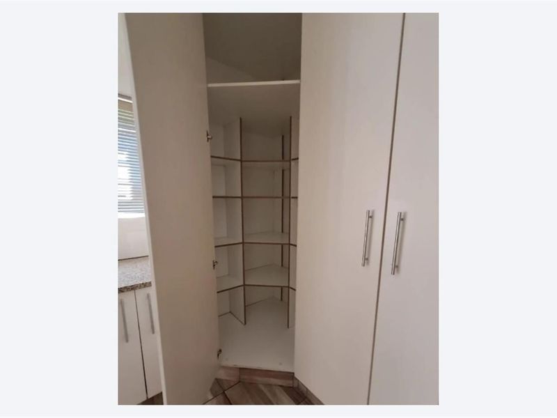 Beautifully Maintained Family Home in a Secure Area - Close to Schools, Shops and Main Roads - Photo 7