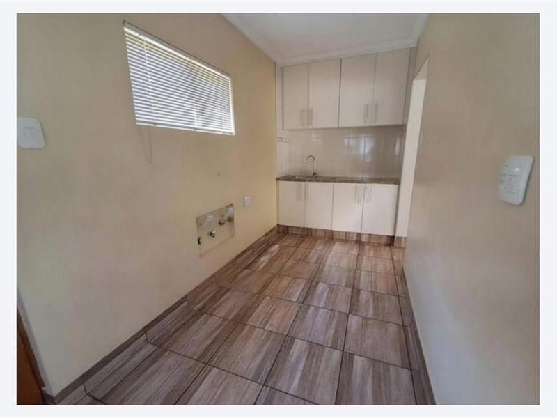 Beautifully Maintained Family Home in a Secure Area - Close to Schools, Shops and Main Roads - Photo 6