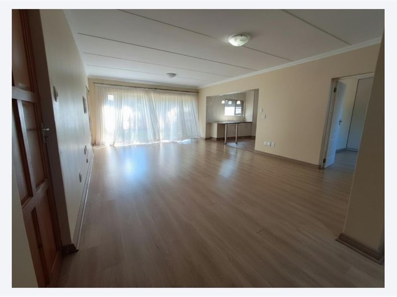 Beautifully Maintained Family Home in a Secure Area - Close to Schools, Shops and Main Roads - Photo 2