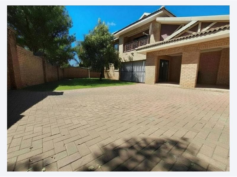 Beautifully Maintained Family Home in a Secure Area - Close to Schools, Shops and Main Roads - Photo 10