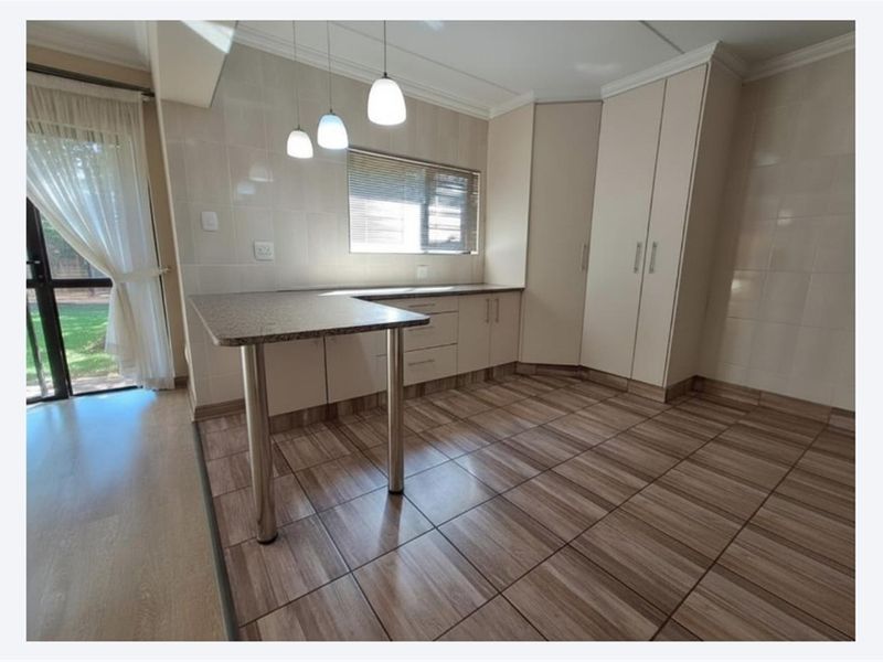 Beautifully Maintained Family Home in a Secure Area - Close to Schools, Shops and Main Roads - Photo 3